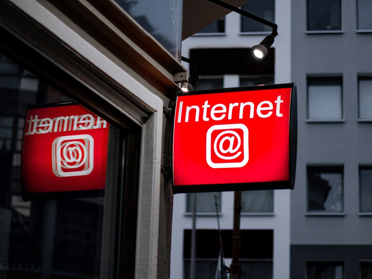 How To Attract Women Online: Tips for Online Dating