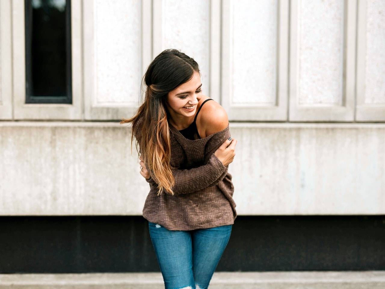 How to Read Her Body Language More Effectively