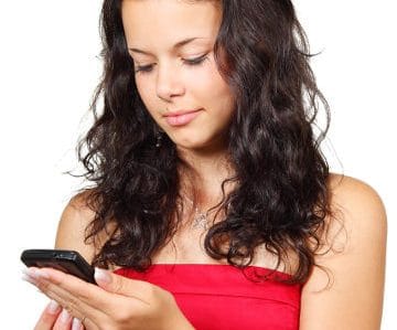 text messages to get her attention - girl using her phone