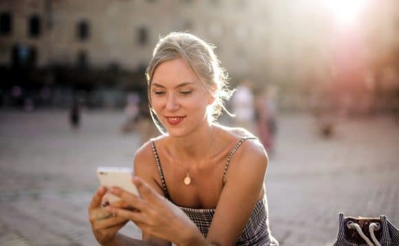 3 Ways To Be More Interesting Over Text With A Girl